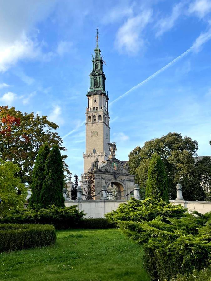 Biały Kruk Vis-a-vis Jasnej Góry *
