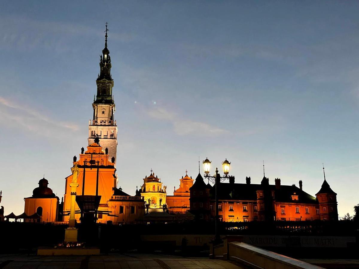 Biały Kruk Vis-a-vis Jasnej Góry *